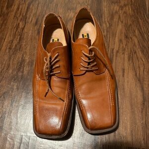 Tan/ brownish dress shoe.
